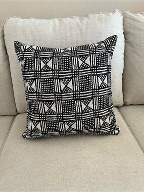 New Living Spaces Black and Cream Patterned Accent Pillow Covera